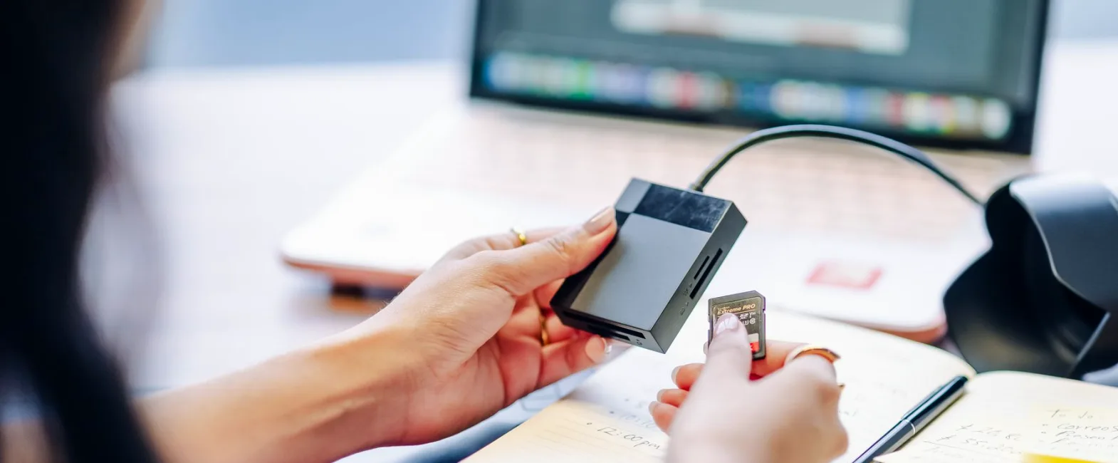 Arbeidsplass med laptop, loggark og ekstern disk under øving